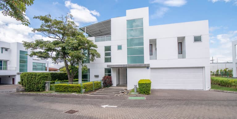 Blanca Home in Daluz: 4 Bedrooms in Escazú