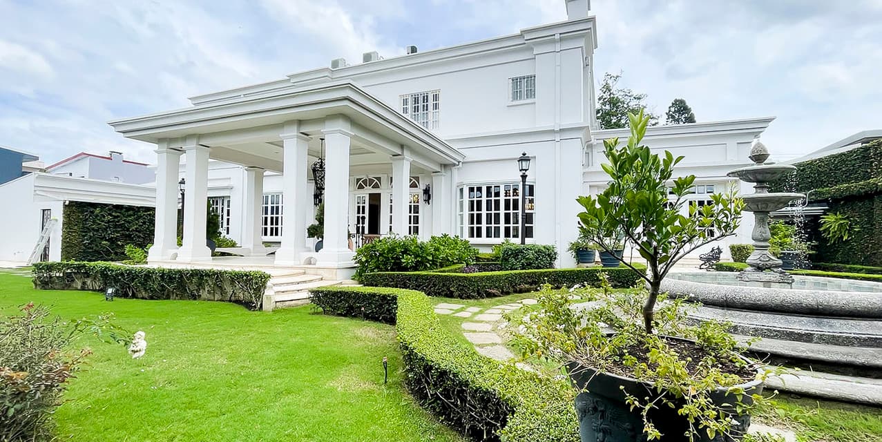 Los Yoses White House — photo