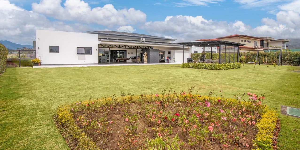 Single-level Modernside at Zurquí — photo