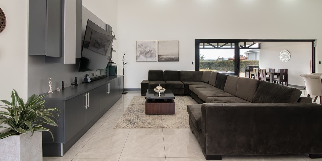 Single-level Modernside at Zurquí — photo