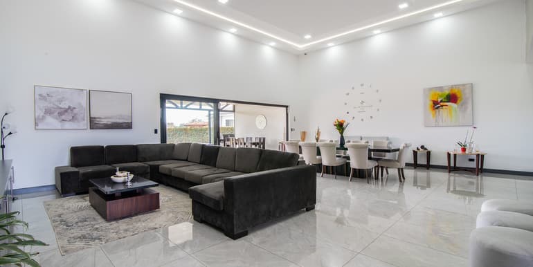 Single-level Modernside at Zurquí