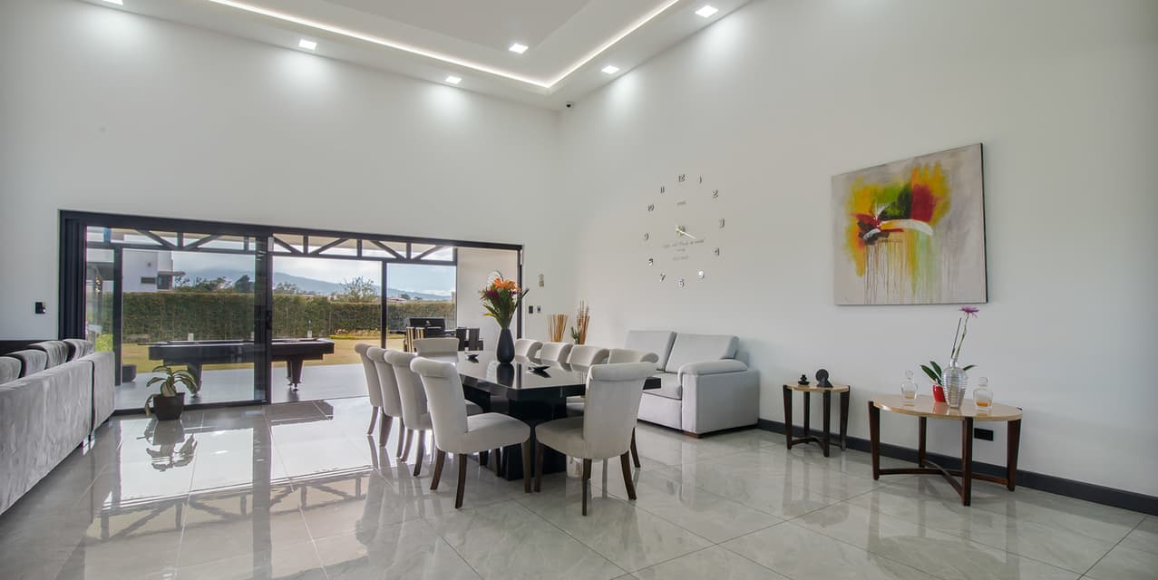 Single-level Modernside at Zurquí — photo