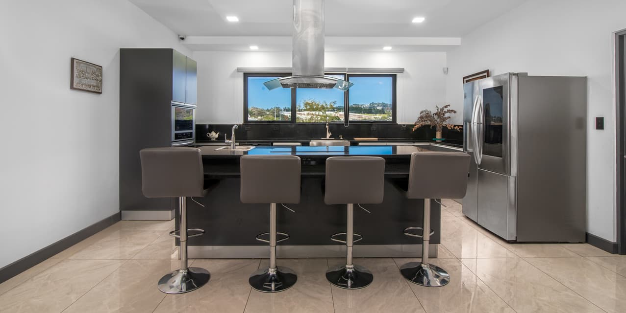 Single-level Modernside at Zurquí — photo