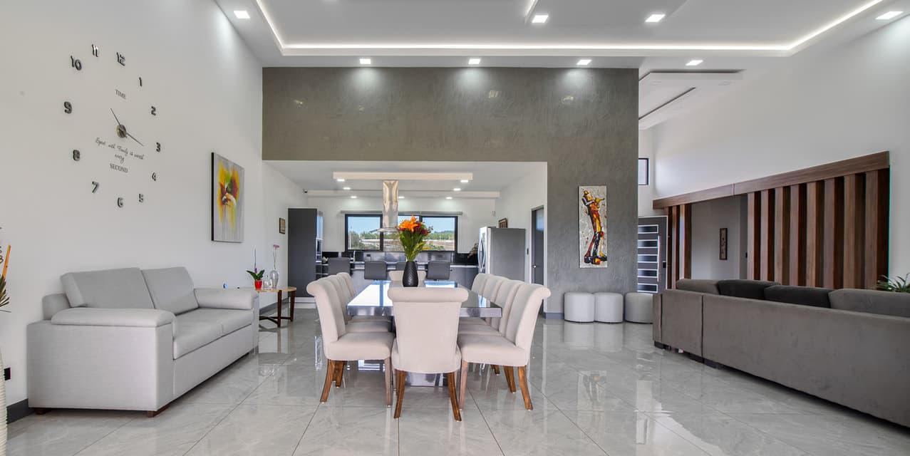 Single-level Modernside at Zurquí — photo