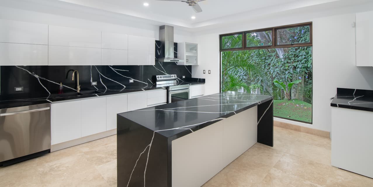 Investment: The Canyon Home in Ciudad Colón — photo