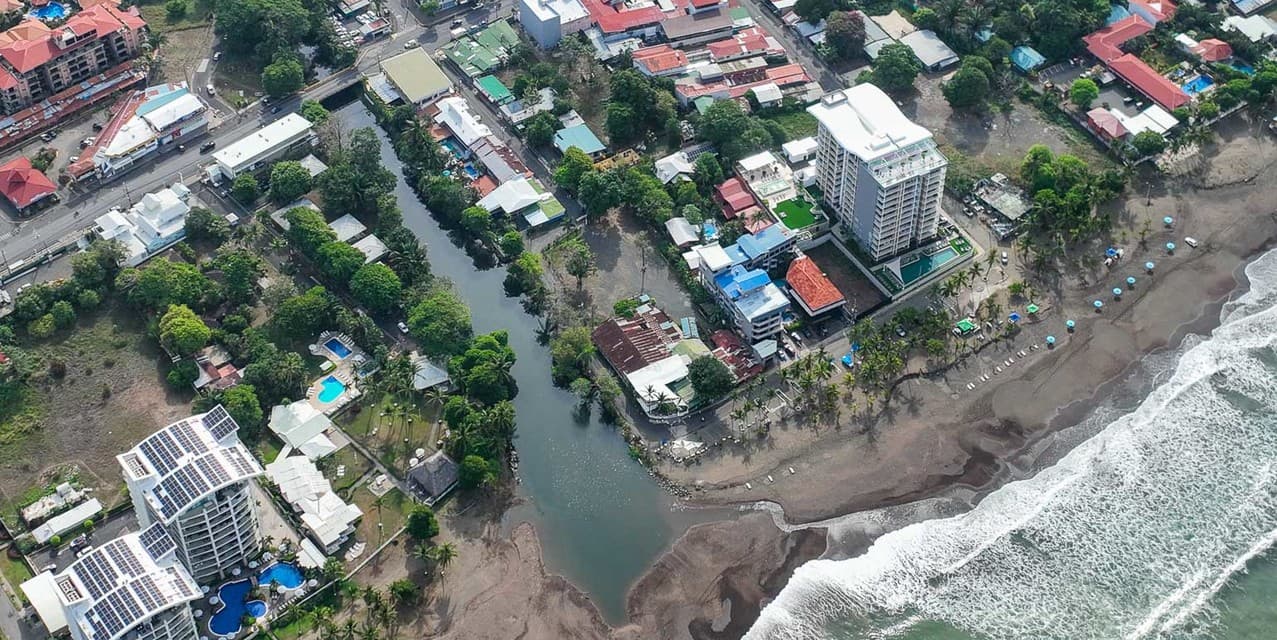 Propiedad Titulada Frente al Mar en Jacó — photo