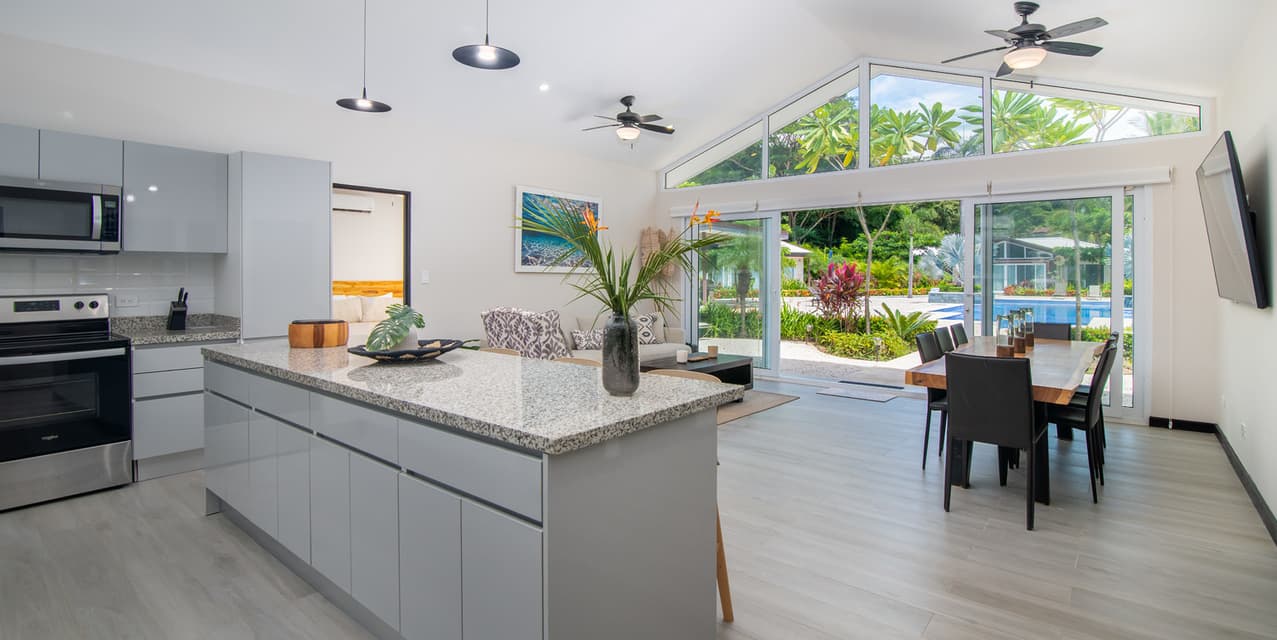 Surf, Sun & Style The Point 18 Villa Steps from The Beach — photo