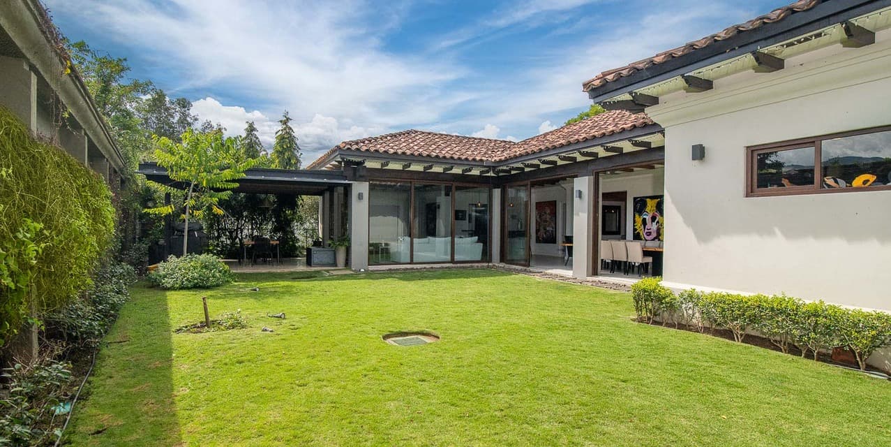 Casa Verdi – Bosques de Lindora Modern single-level residence — photo