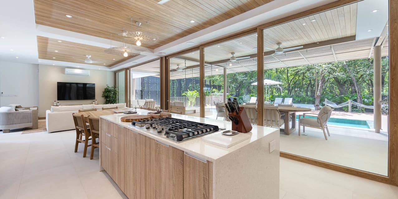 Contemporary Coastal Elegance by the Beach in Playa Grande — photo