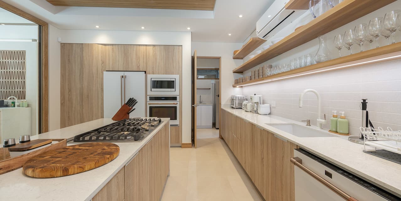Contemporary Coastal Elegance by the Beach in Playa Grande — photo