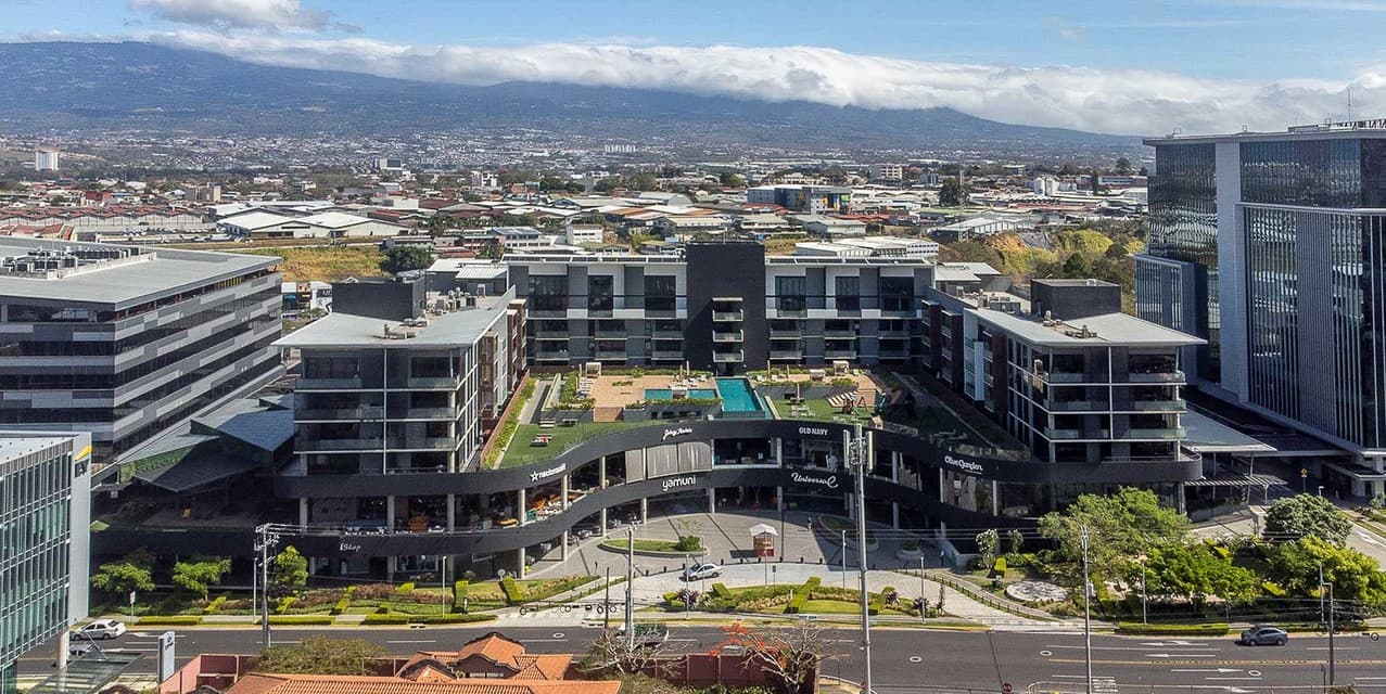 Escazú Village Apartment with Great View to the Pool — photo