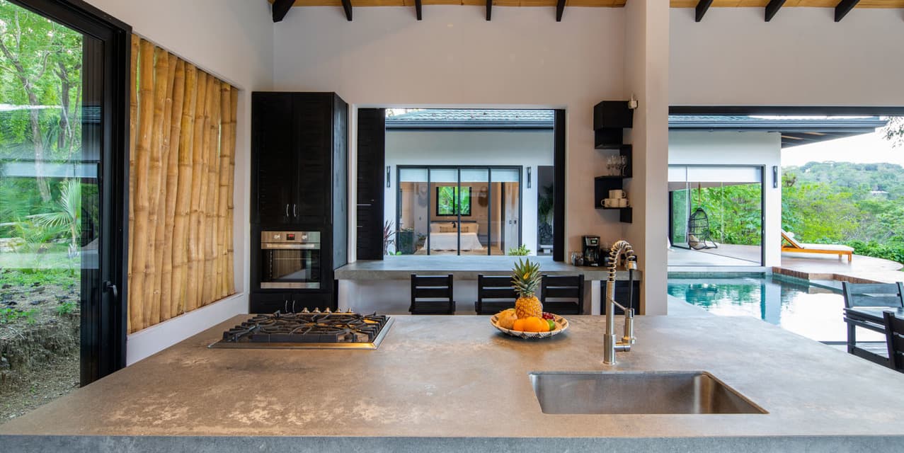 A Mountain Retreat with Ocean & Jungle Views — photo