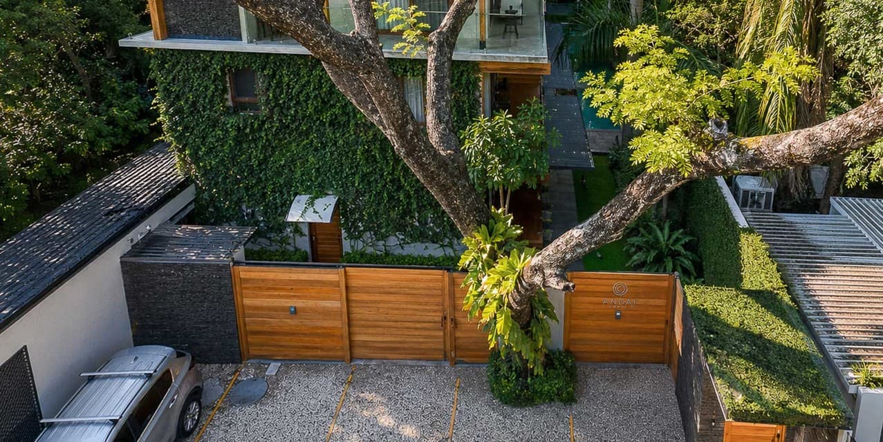 9-Room Boutique Hotel with Pool Walking Distance to the Beach — photo