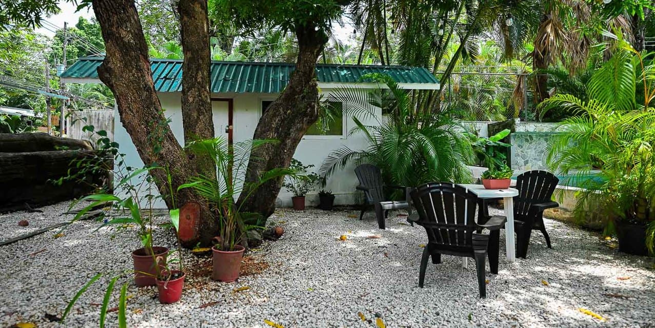 7-Unit Boutique Hotel with Pool and Commercial Growth Potential — photo
