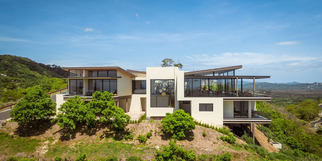 Elevated Living: Luxury Hilltop Villa with Panoramic Ocean Views — photo