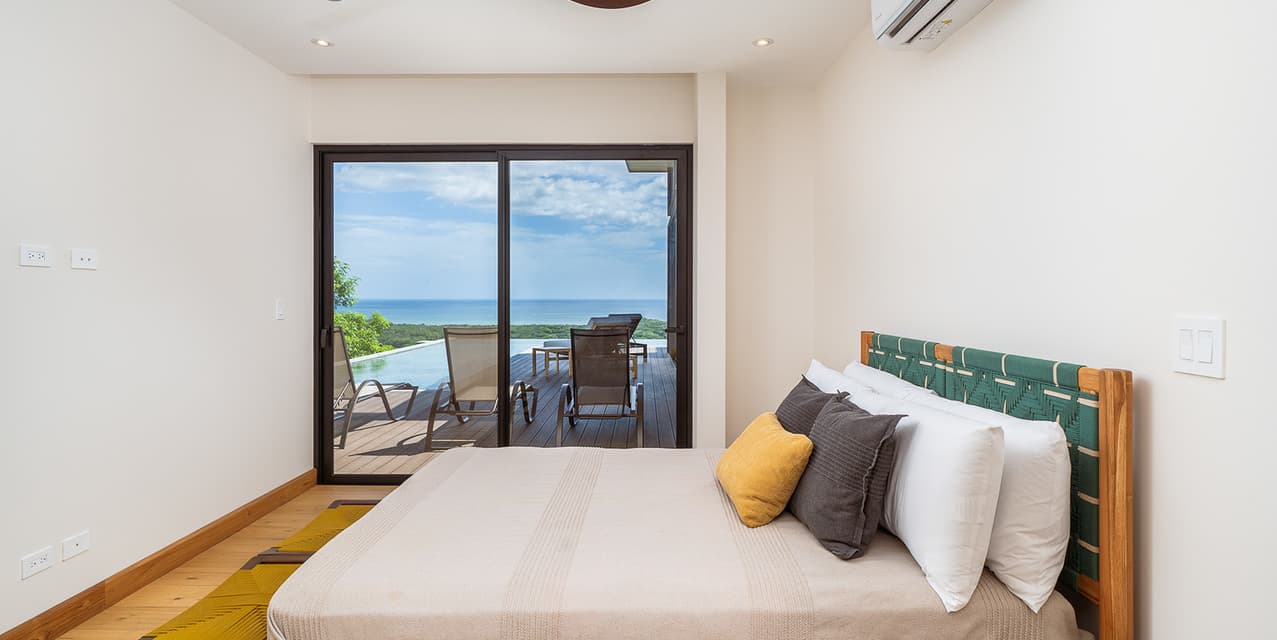 Elevated Living: Luxury Hilltop Villa with Panoramic Ocean Views — photo