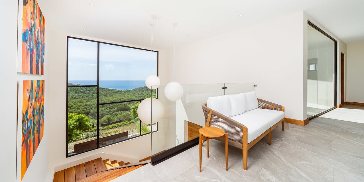 Elevated Living: Luxury Hilltop Villa with Panoramic Ocean Views — photo