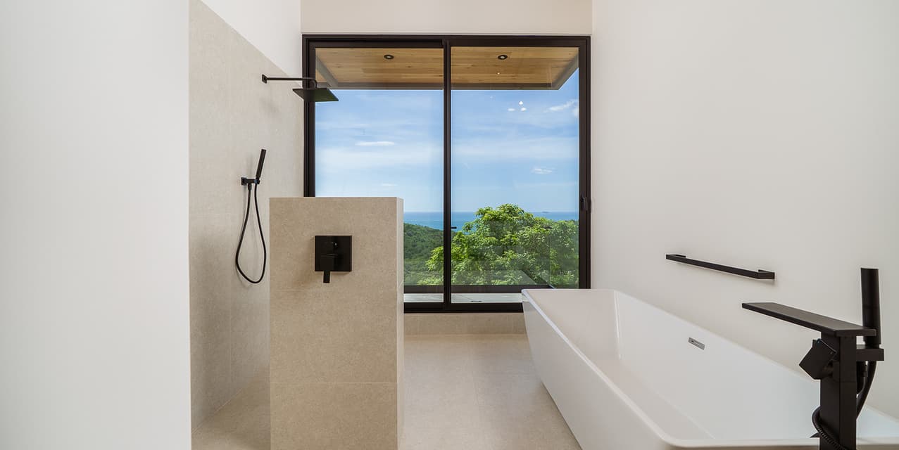 Elevated Living: Luxury Hilltop Villa with Panoramic Ocean Views — photo
