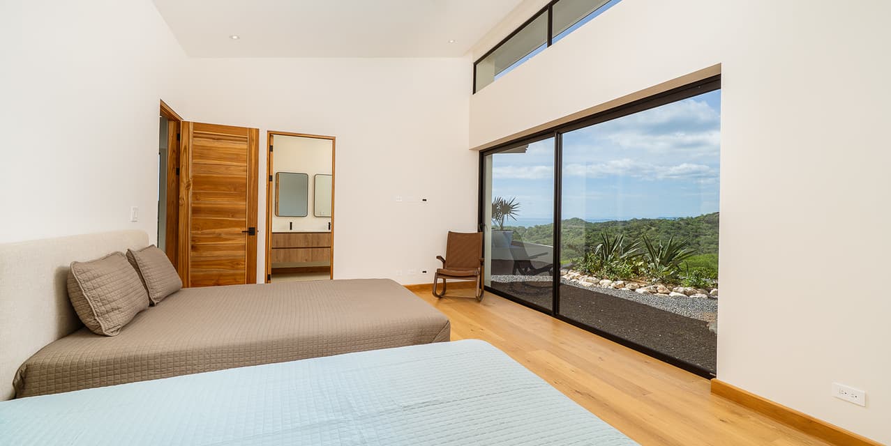 Elevated Living: Luxury Hilltop Villa with Panoramic Ocean Views — photo