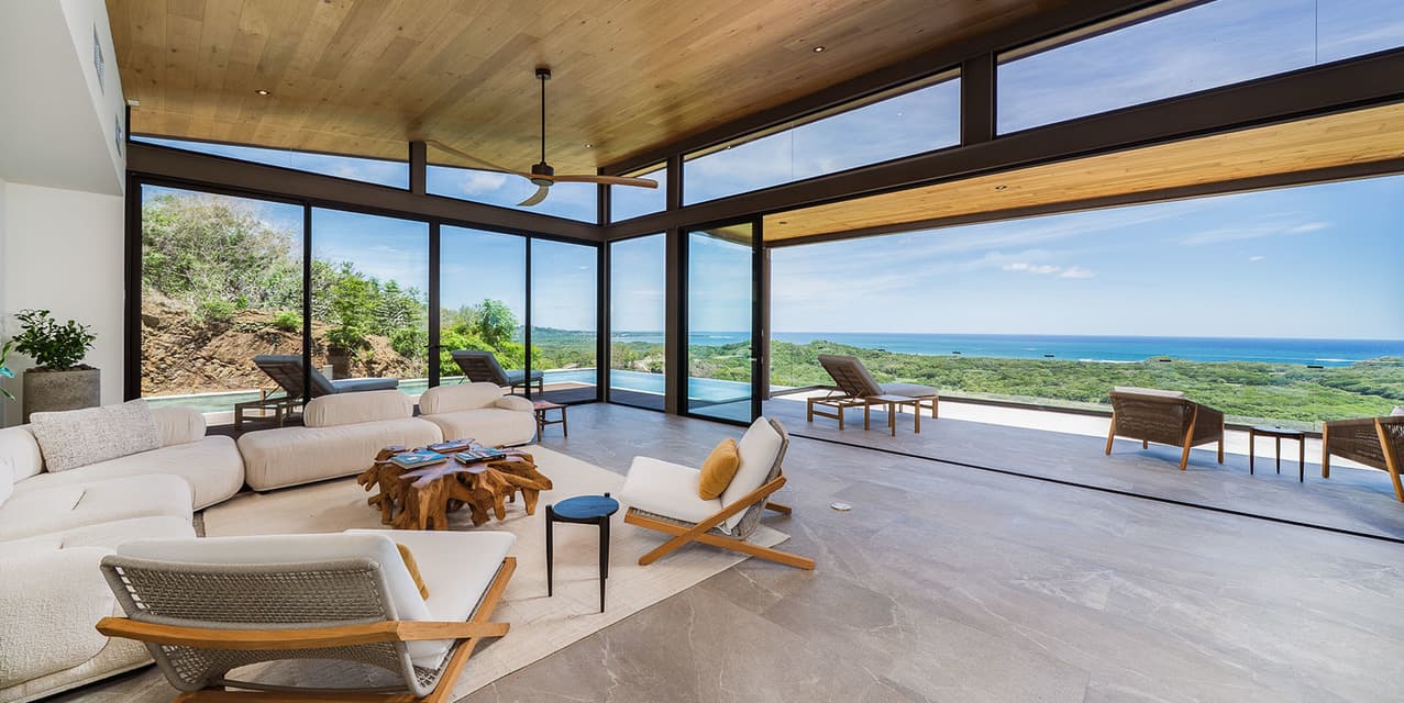 Elevated Living: Luxury Hilltop Villa with Panoramic Ocean Views — photo
