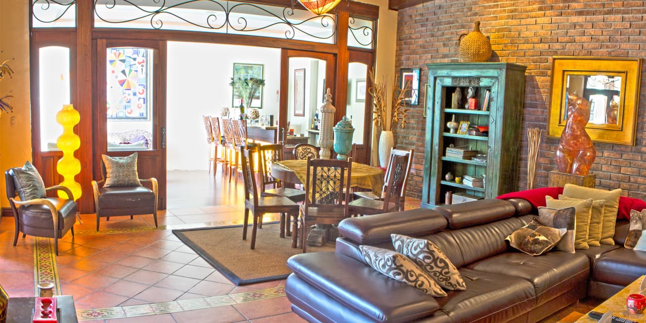 Cozy Colonial Home — photo