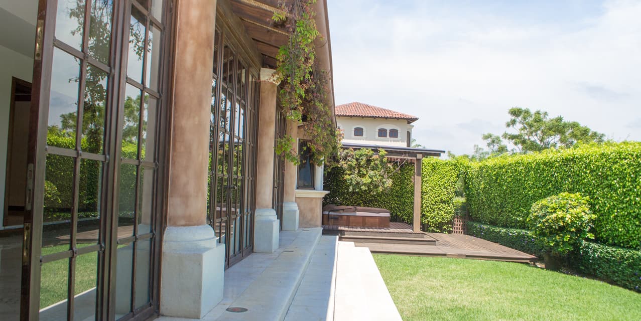 Investment: The Eastwest Home in Cerro Alto — photo