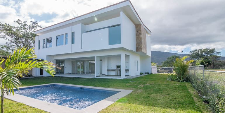 Investment: White Pleasure Home in Valle del Sol
