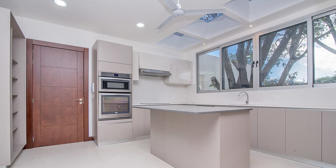 Investment: White Pleasure Home in Valle del Sol — photo